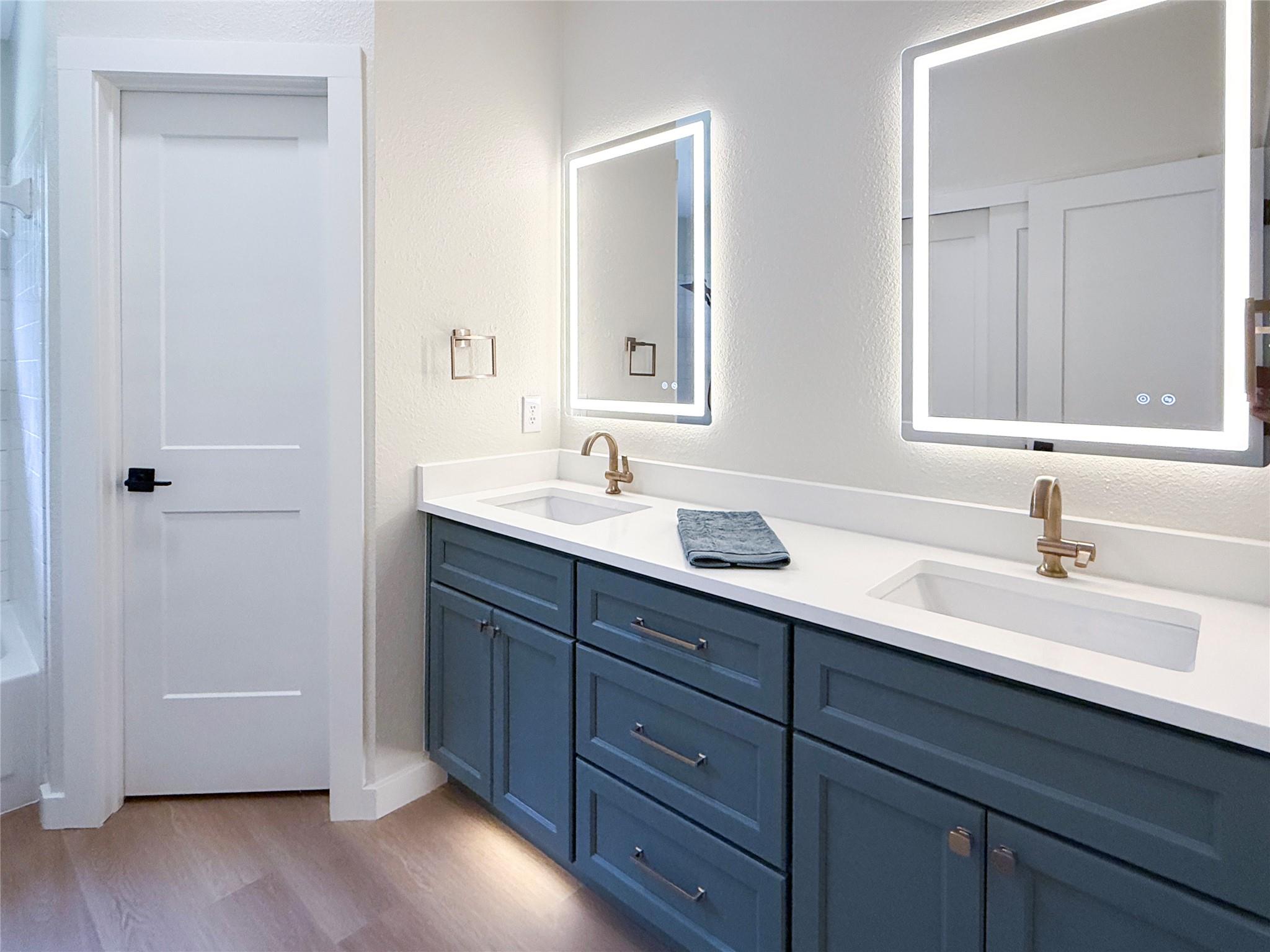 8814 United Kingdom Dr Property Photo 15