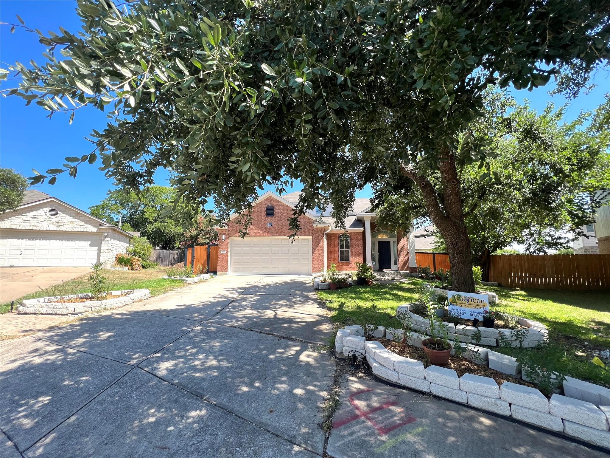 2106 Huxley Ln Property Photo 2