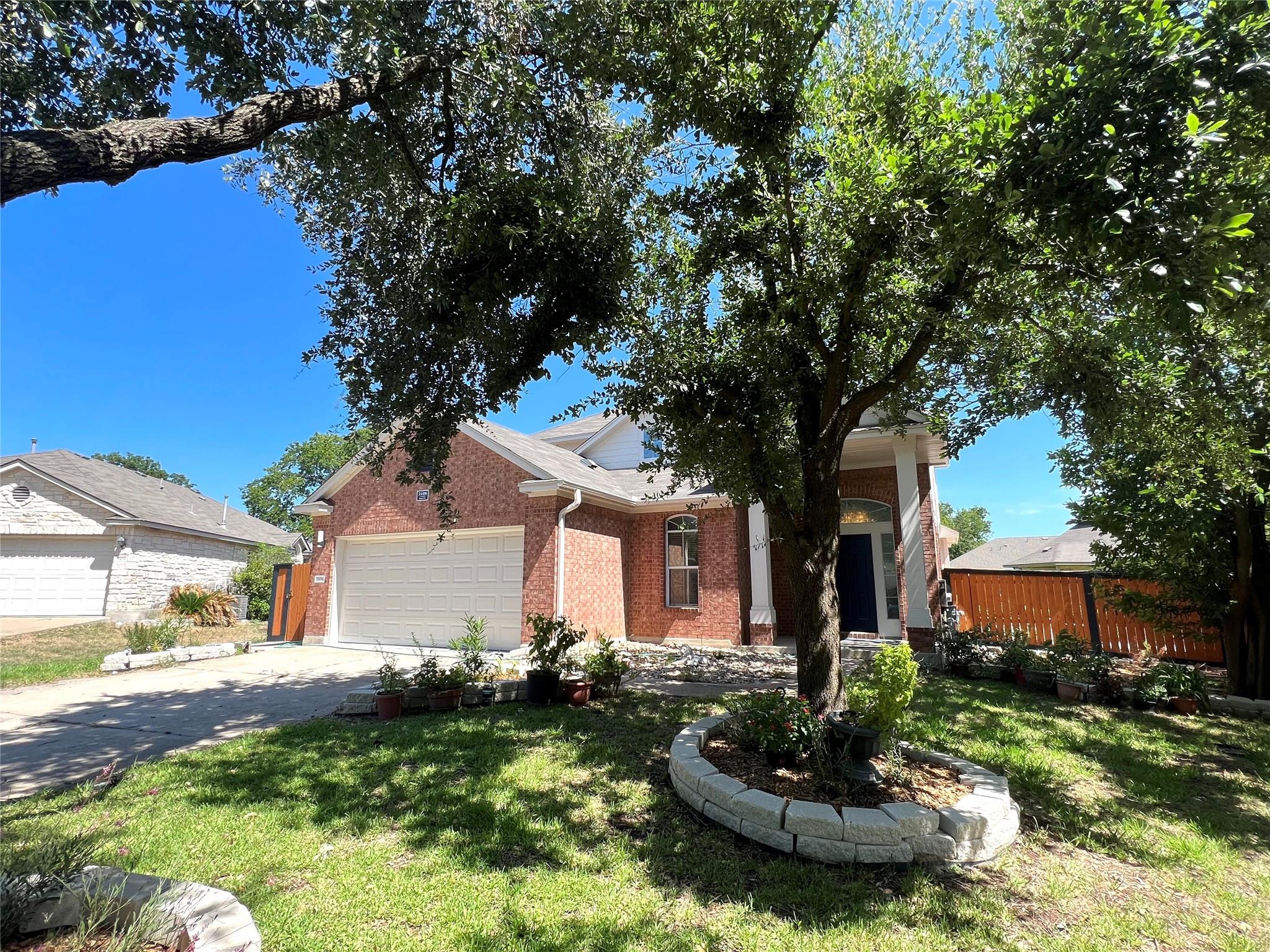 2106 Huxley Ln Property Photo 3