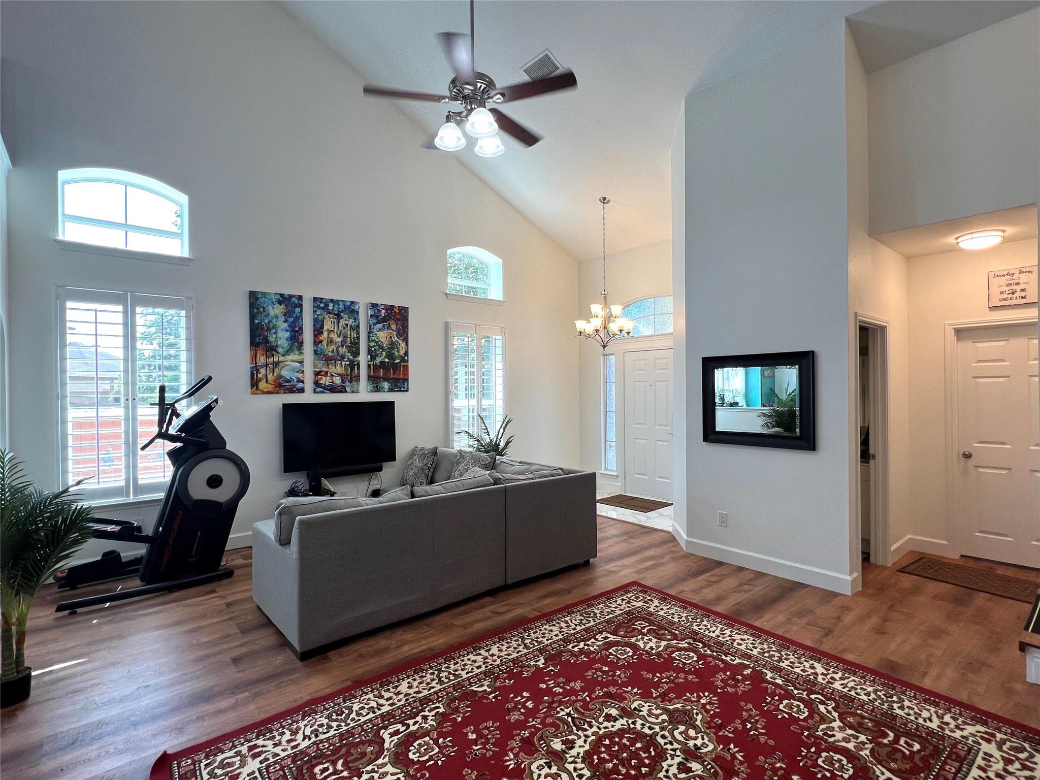 2106 Huxley Ln Property Photo 6