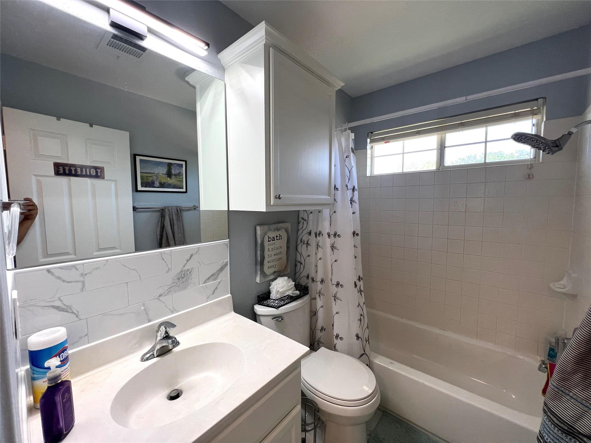 2106 Huxley Ln Property Photo 24