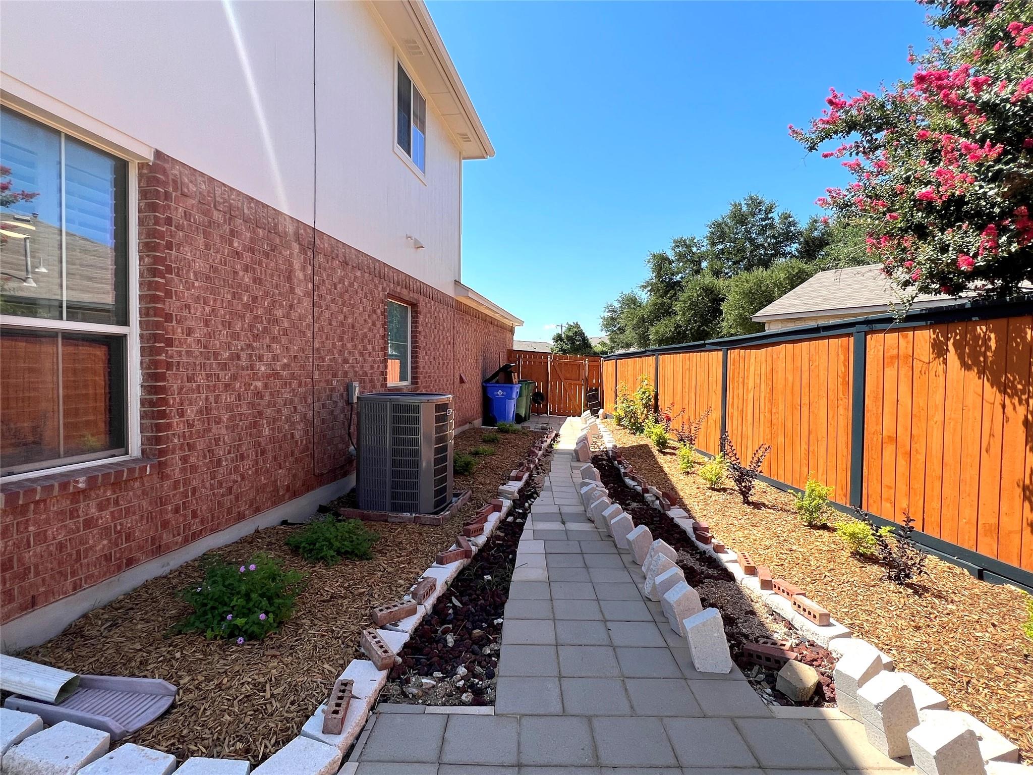 2106 Huxley Ln Property Photo 33