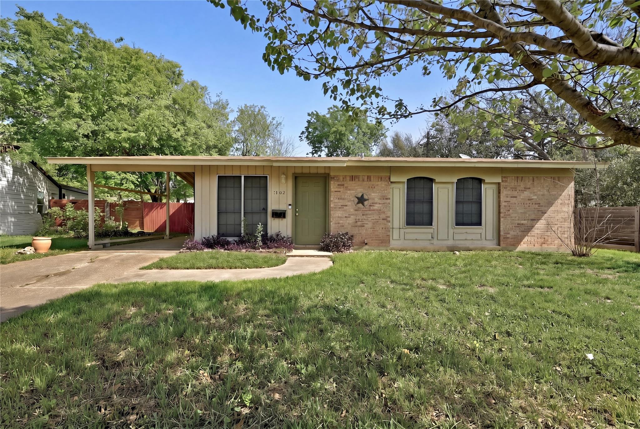 1402 Camelot Cir Property Photo 1