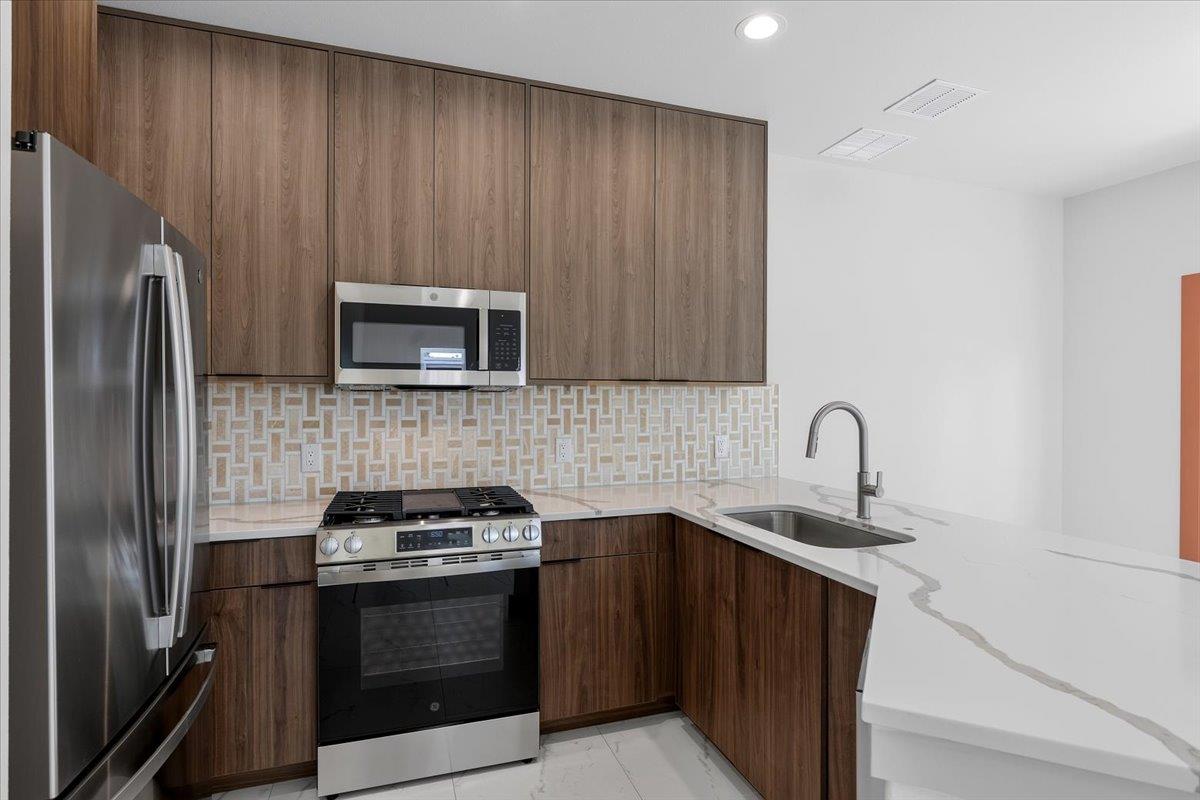 1409 Emile St Property Photo 5