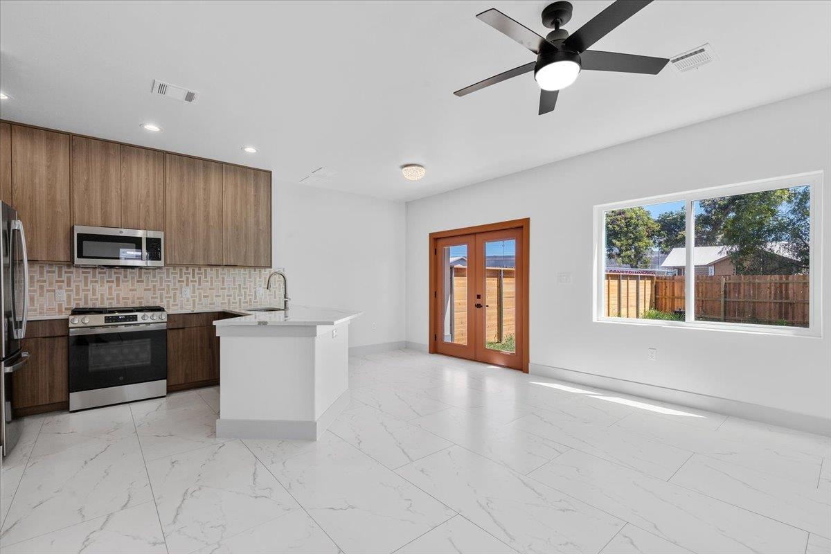 1409 Emile St Property Photo 8