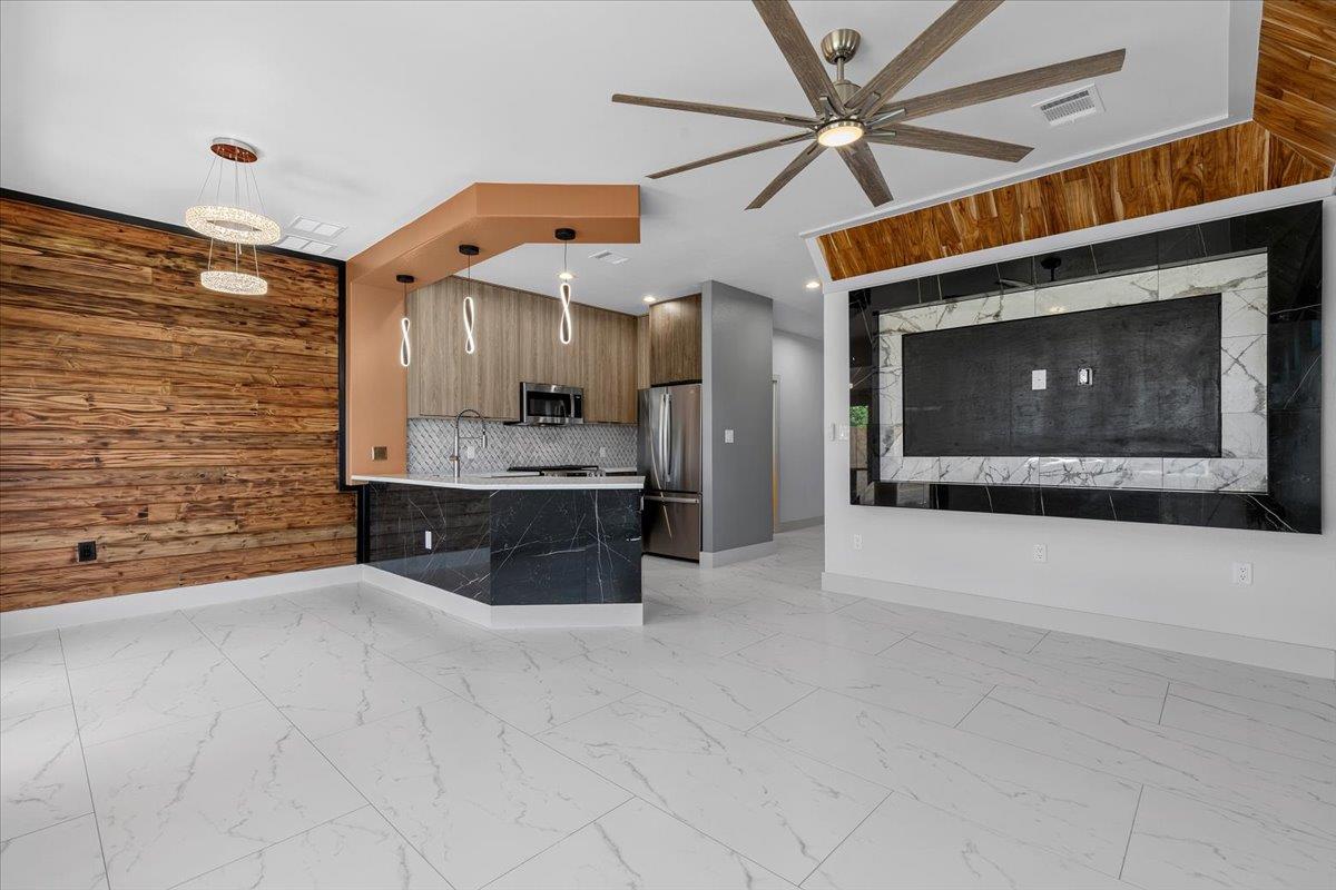 1409 Emile St Property Photo 27