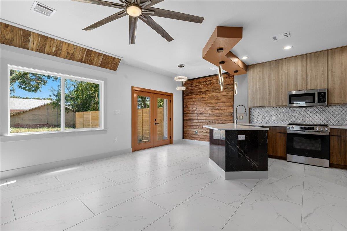1409 Emile St Property Photo 28
