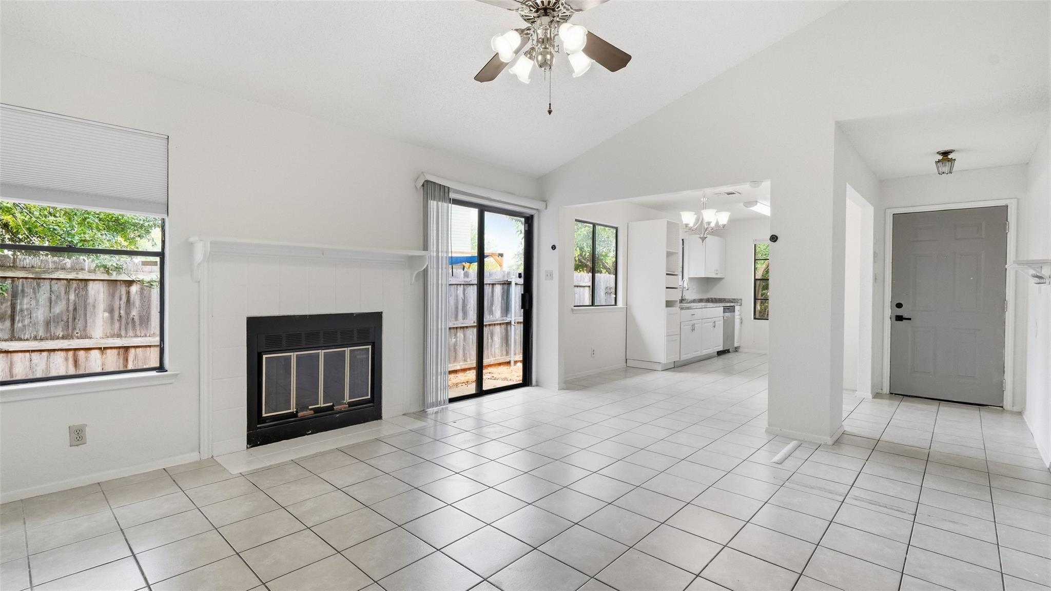 1124 Greenbriar Loop Property Photo 4