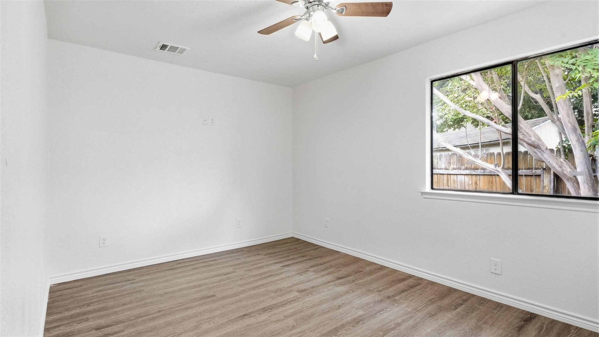 1124 Greenbriar Loop Property Photo 8