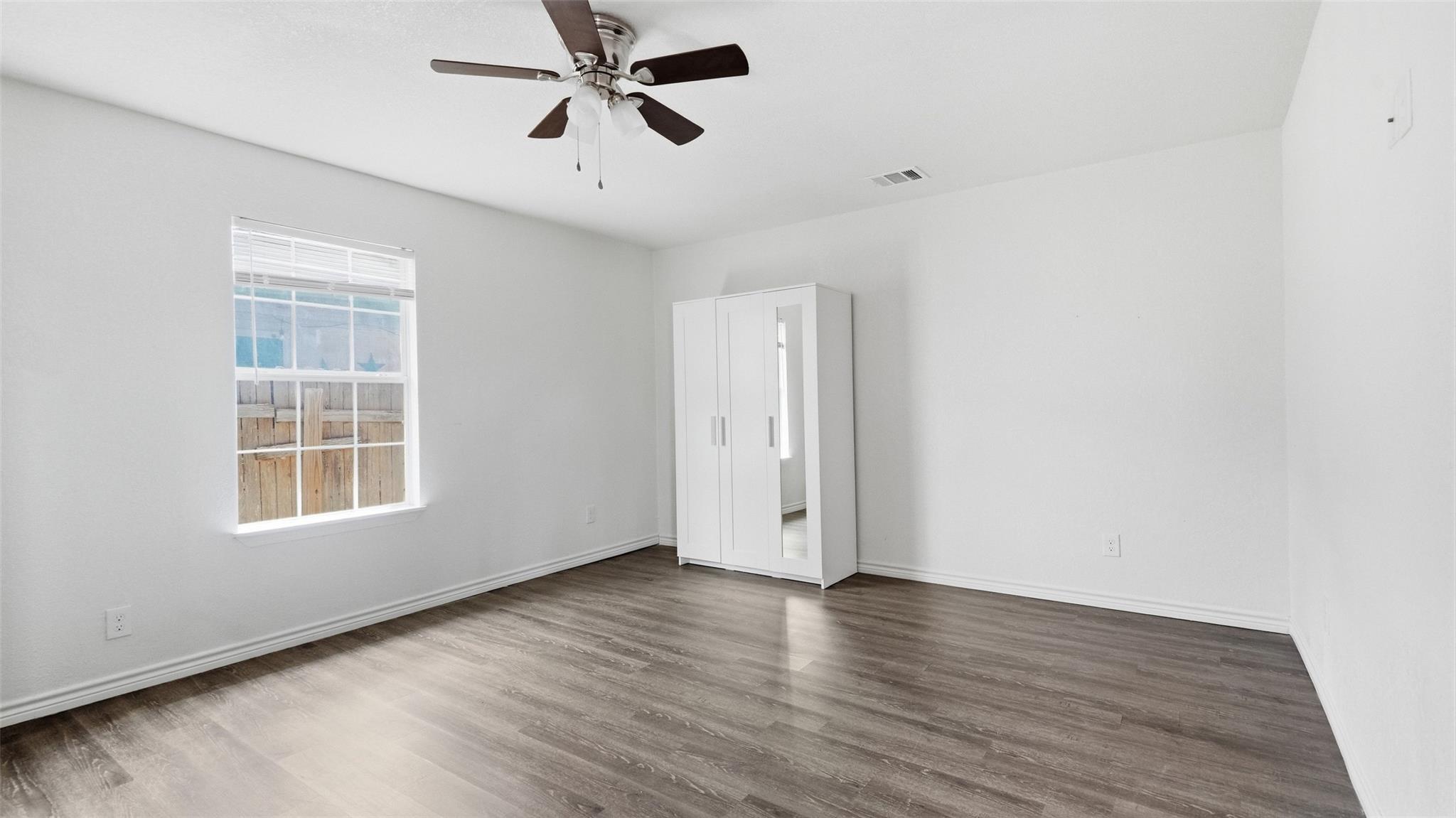 1124 Greenbriar Loop Property Photo 9
