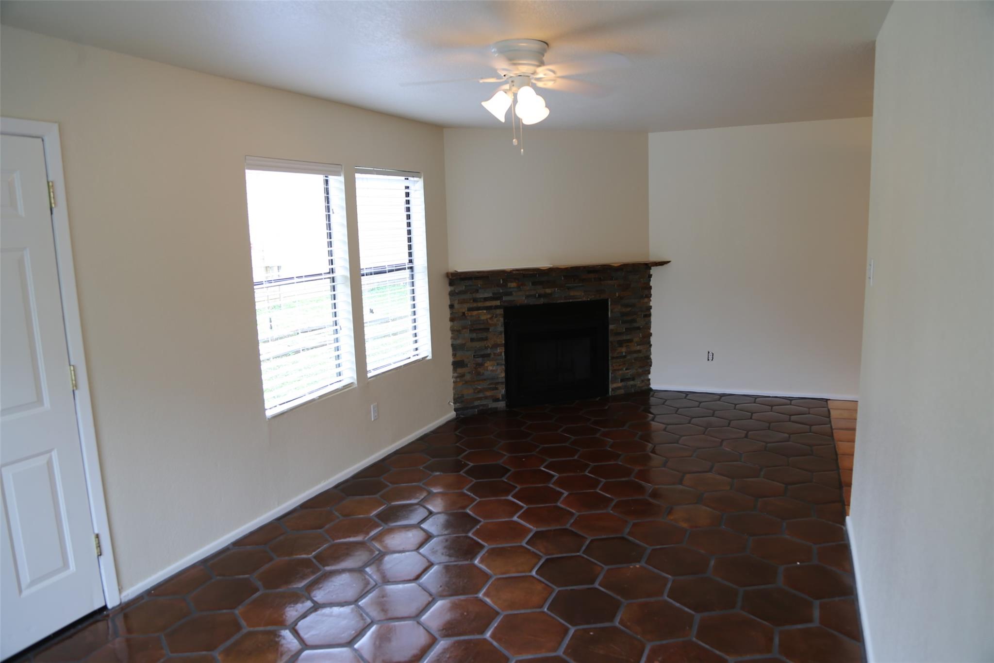 4 Deerfield Dr #d Property Photo 2
