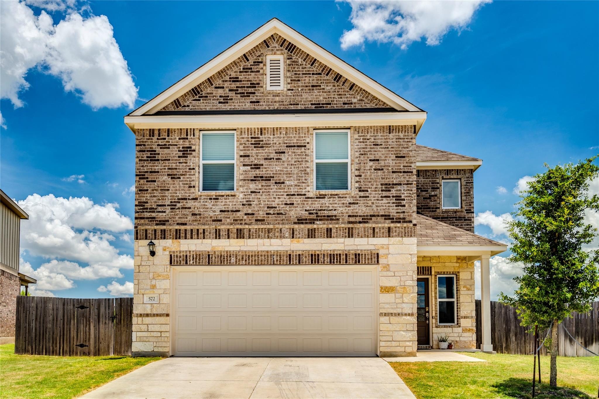 572 Pepperbark Loop Property Photo 1
