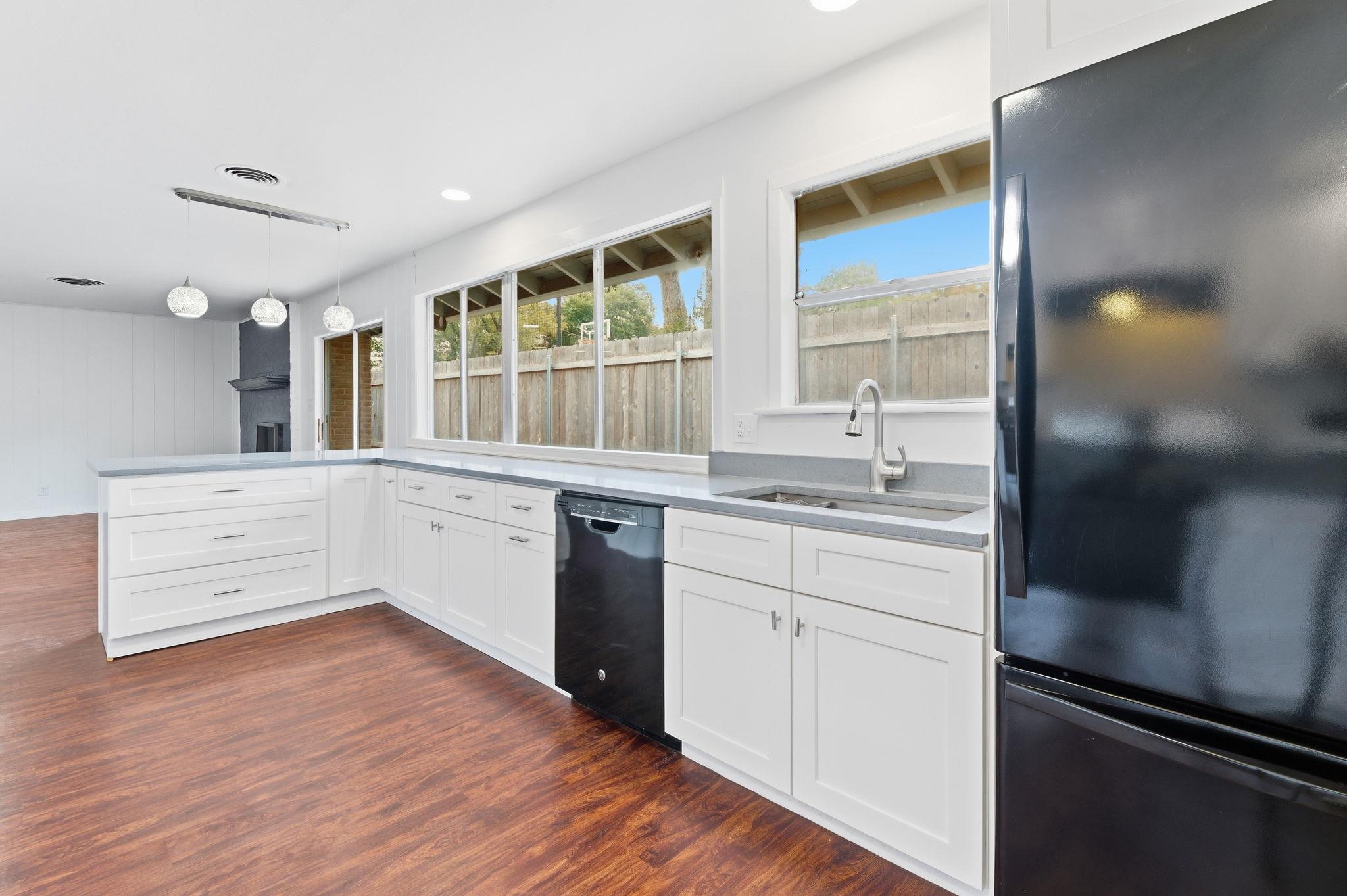 6108 Cherrylawn Cir Property Photo 4