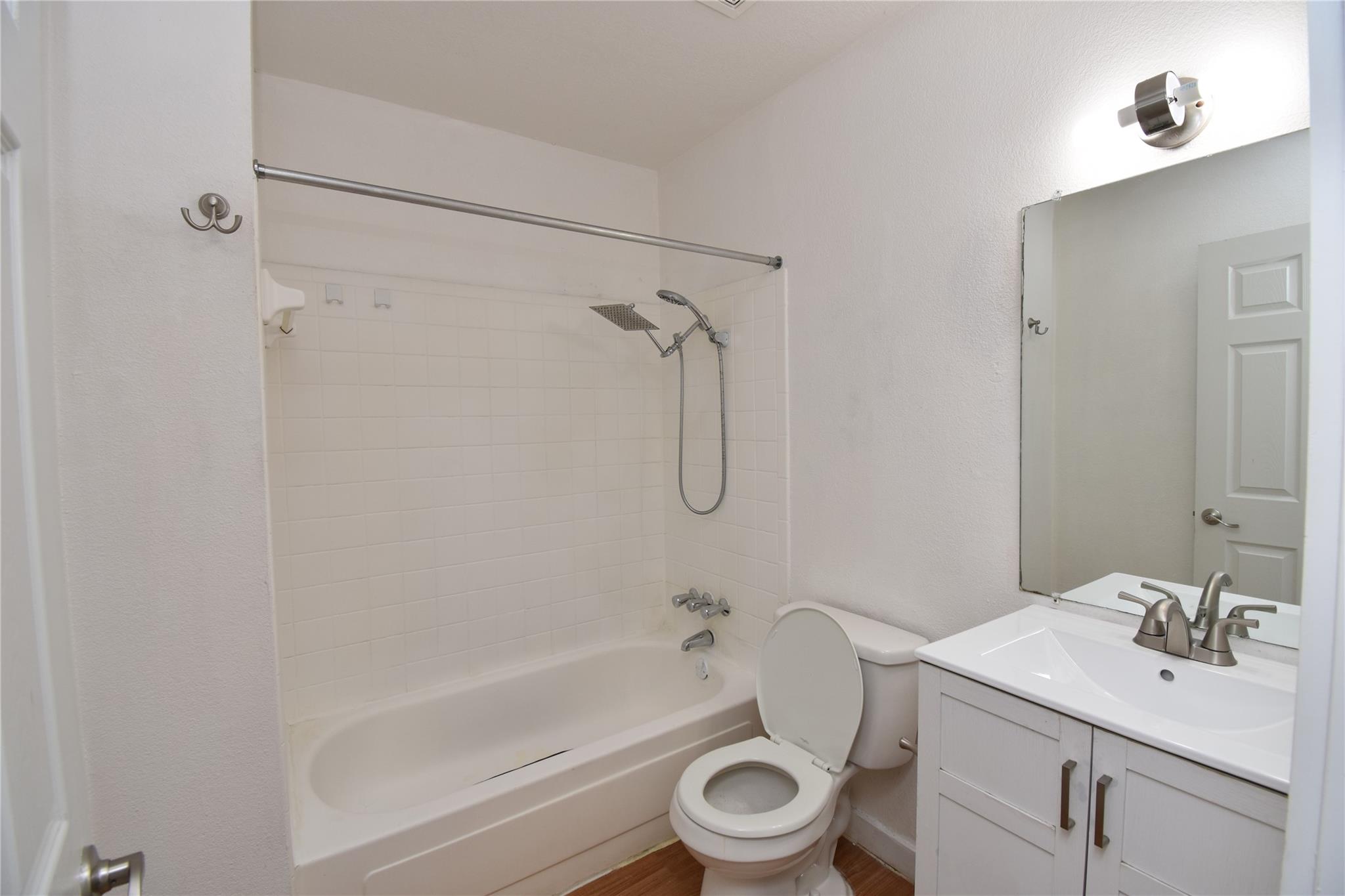 300 E Croslin St #114 Property Photo 4