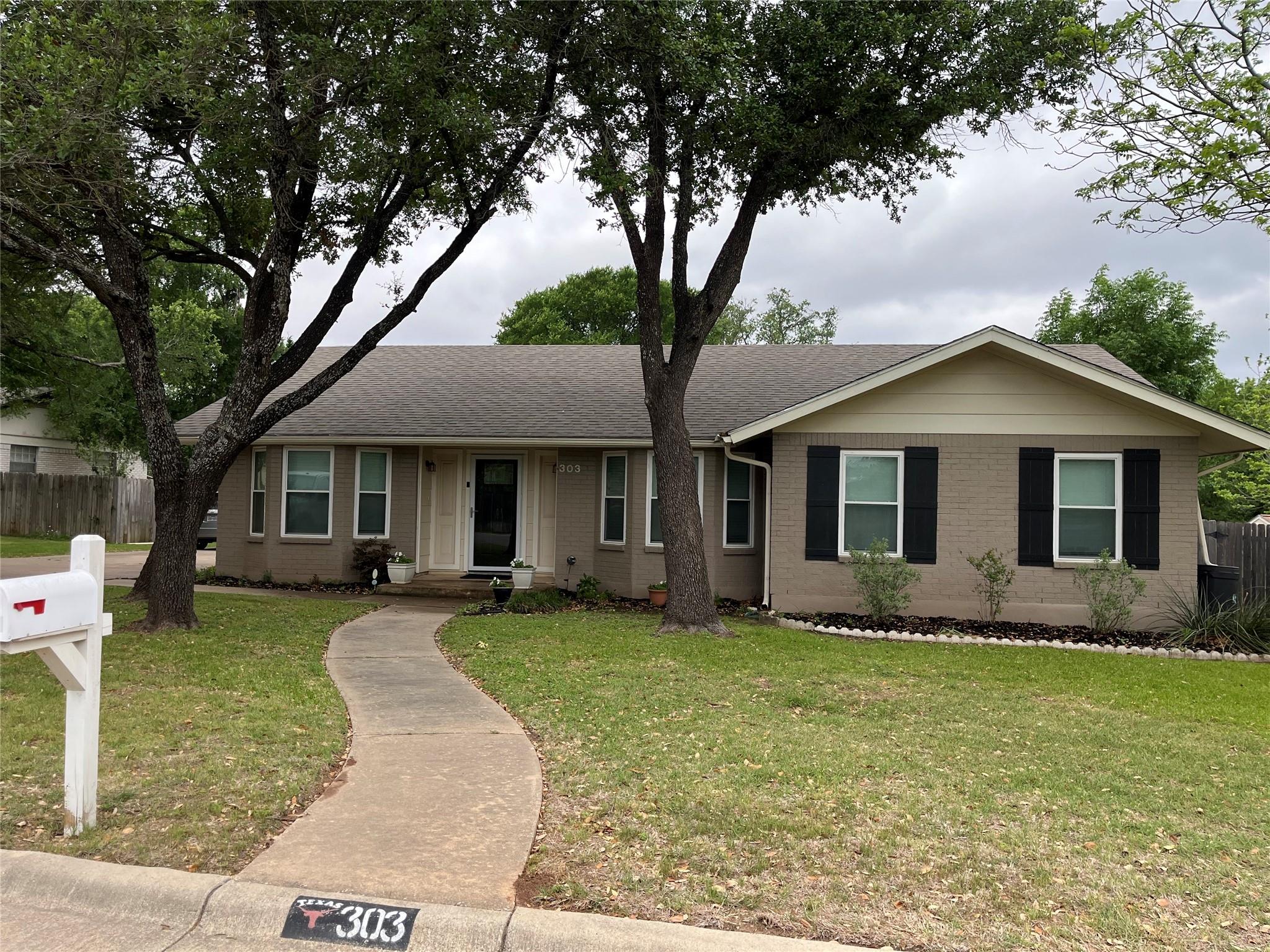 303 Shady Oak Dr Property Photo