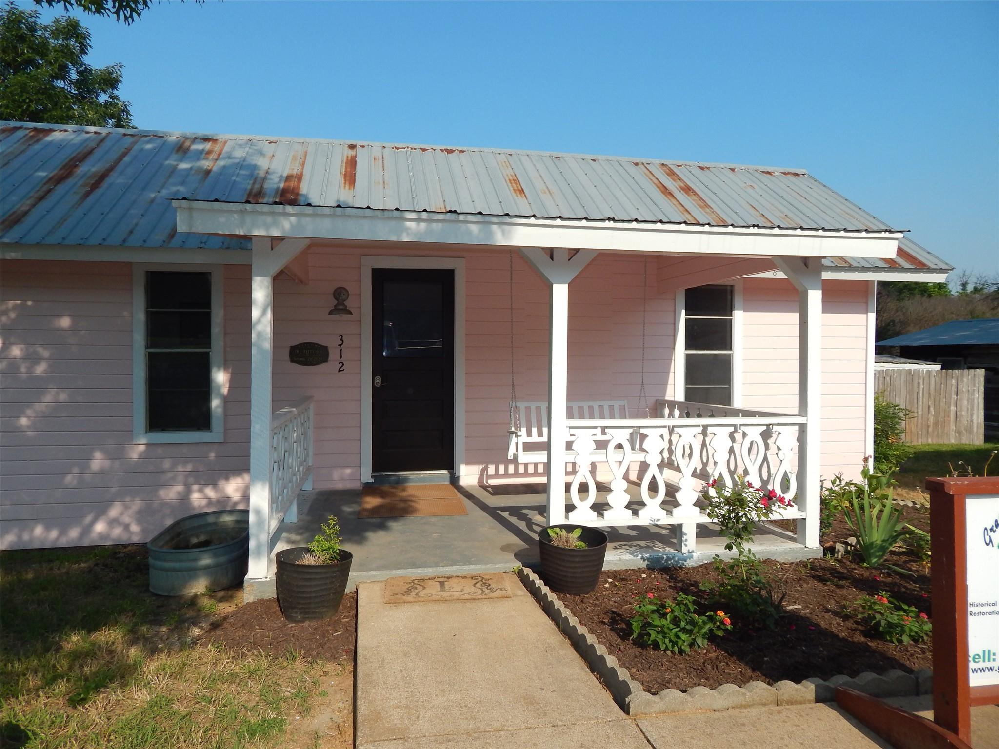 312 N College St Property Photo