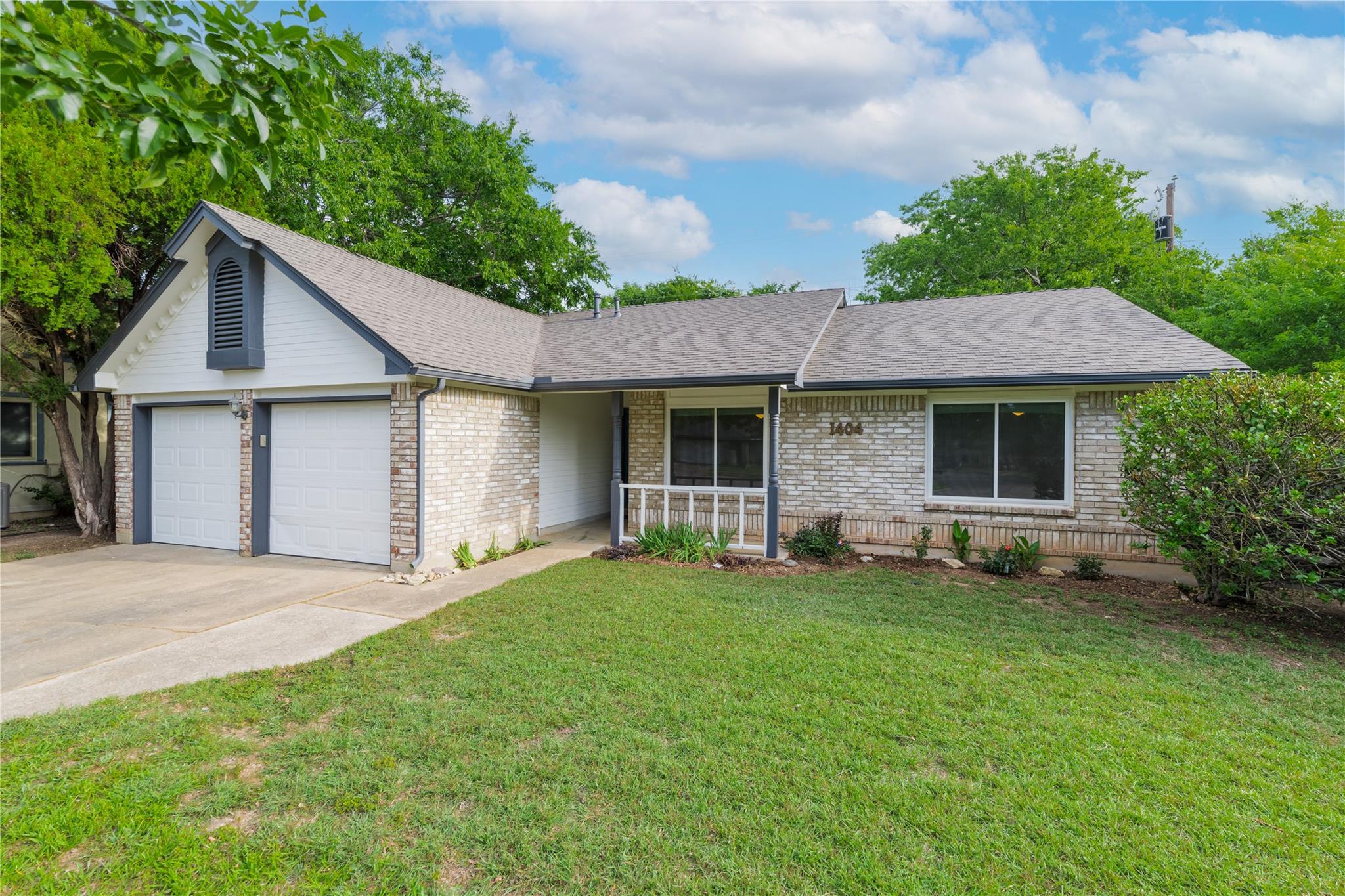 1404 Troy LN