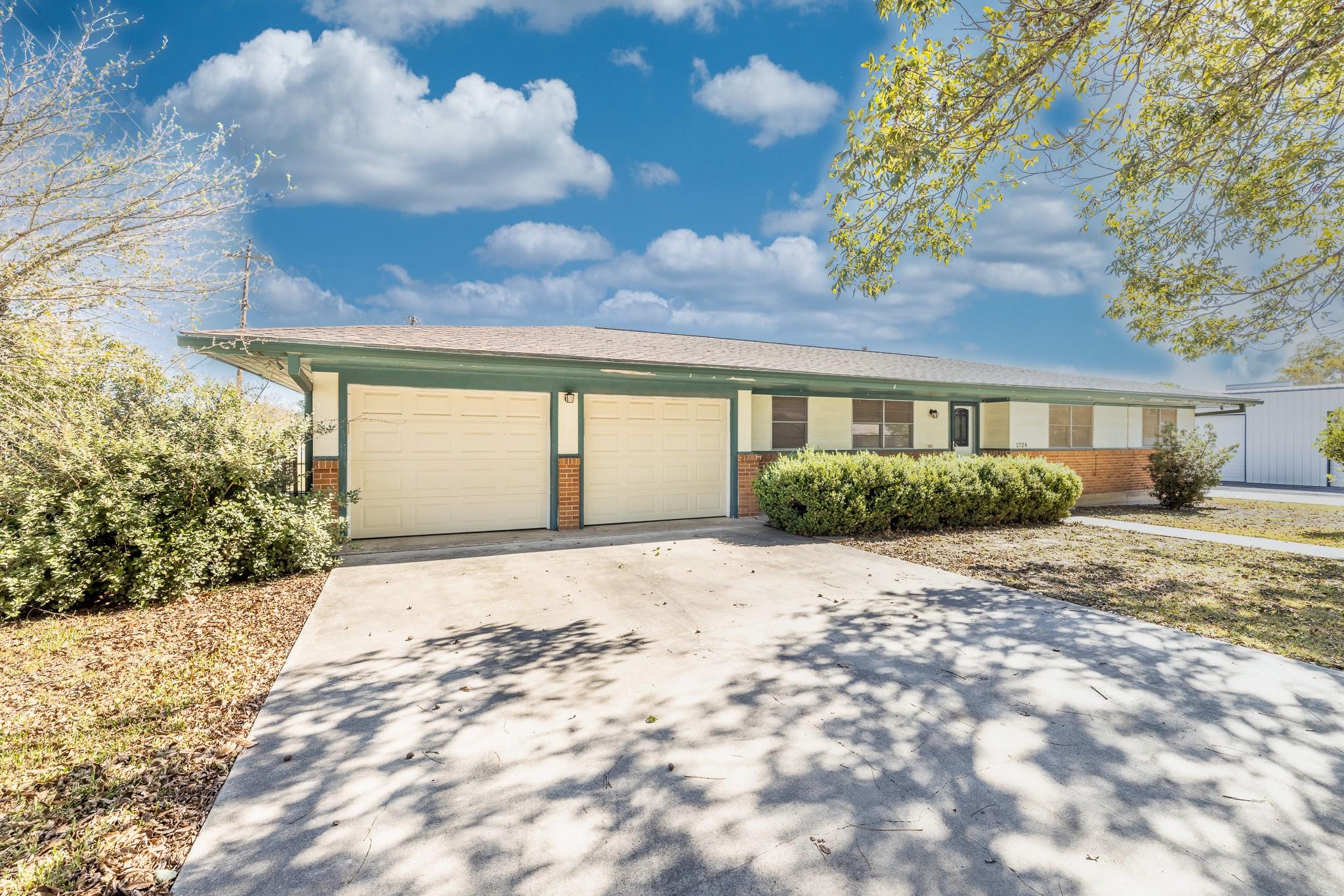 1724 Hickston St Property Photo 2