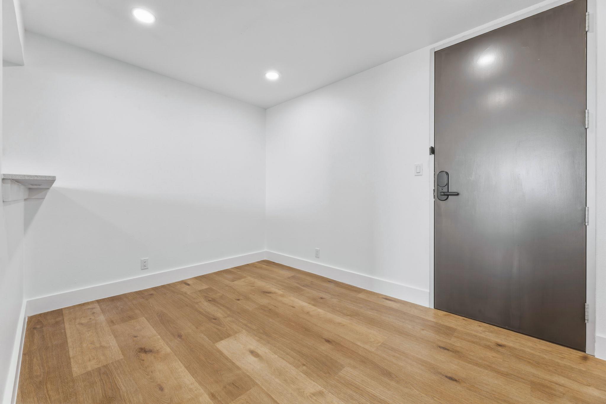 119 E 6th St #703 Property Photo 4