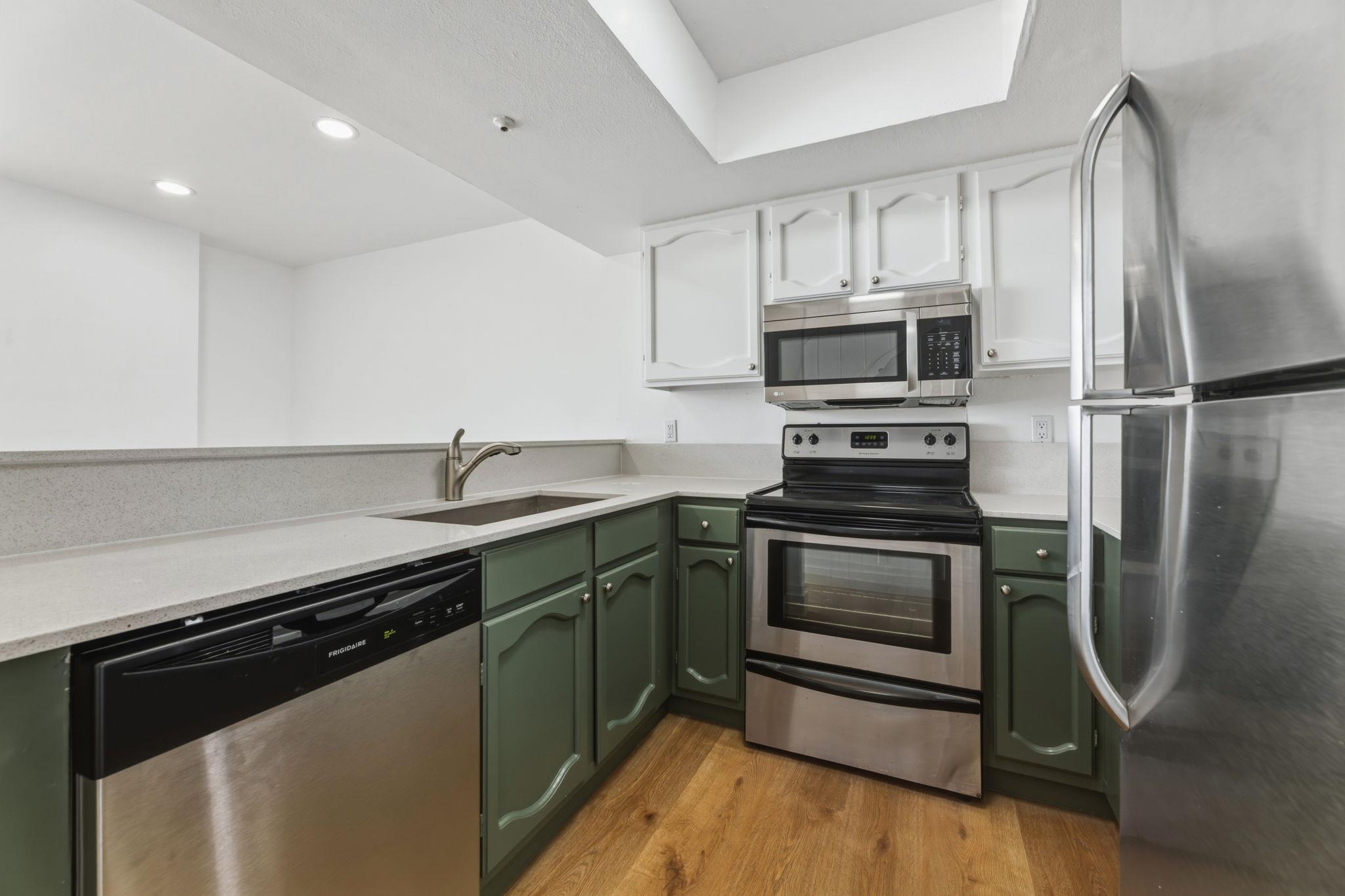 119 E 6th St #703 Property Photo 8