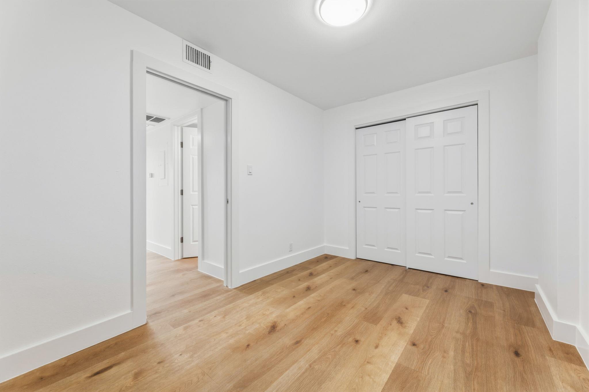119 E 6th St #703 Property Photo 25