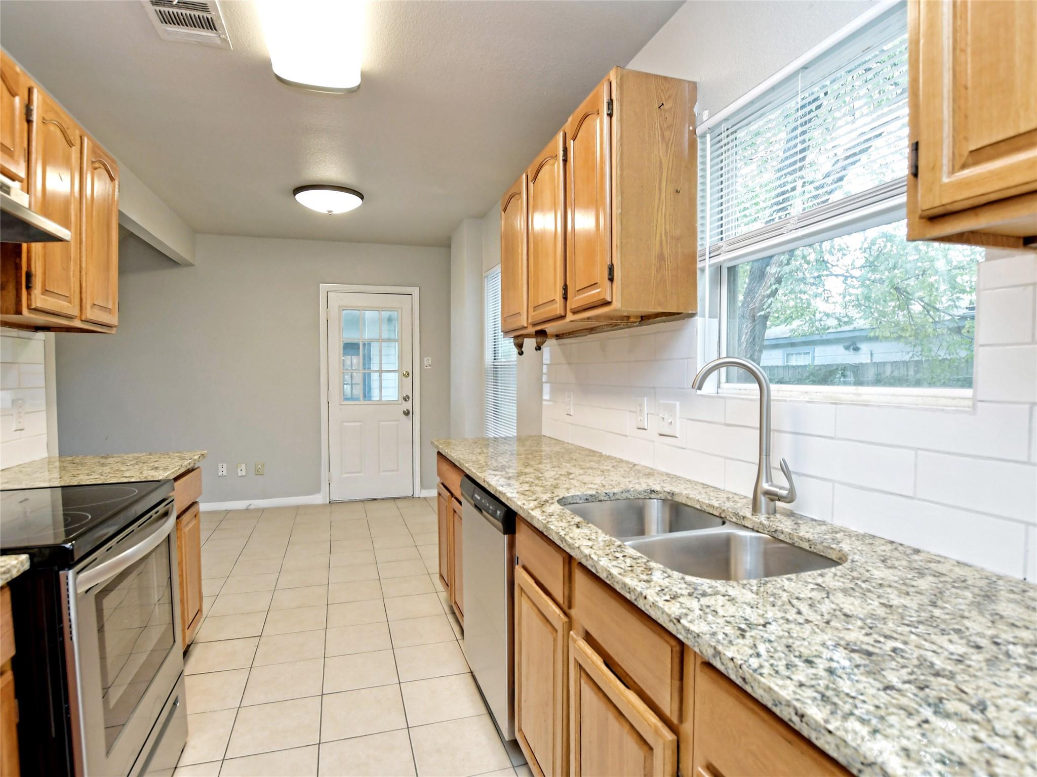6121 Ponca St #b Property Photo 8