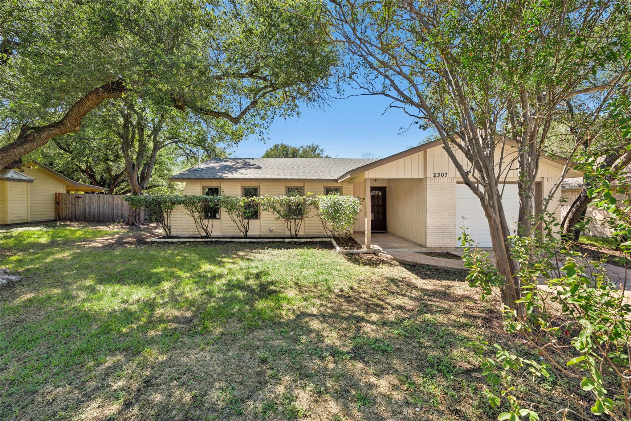 2307 W Riviera Dr Property Photo 2