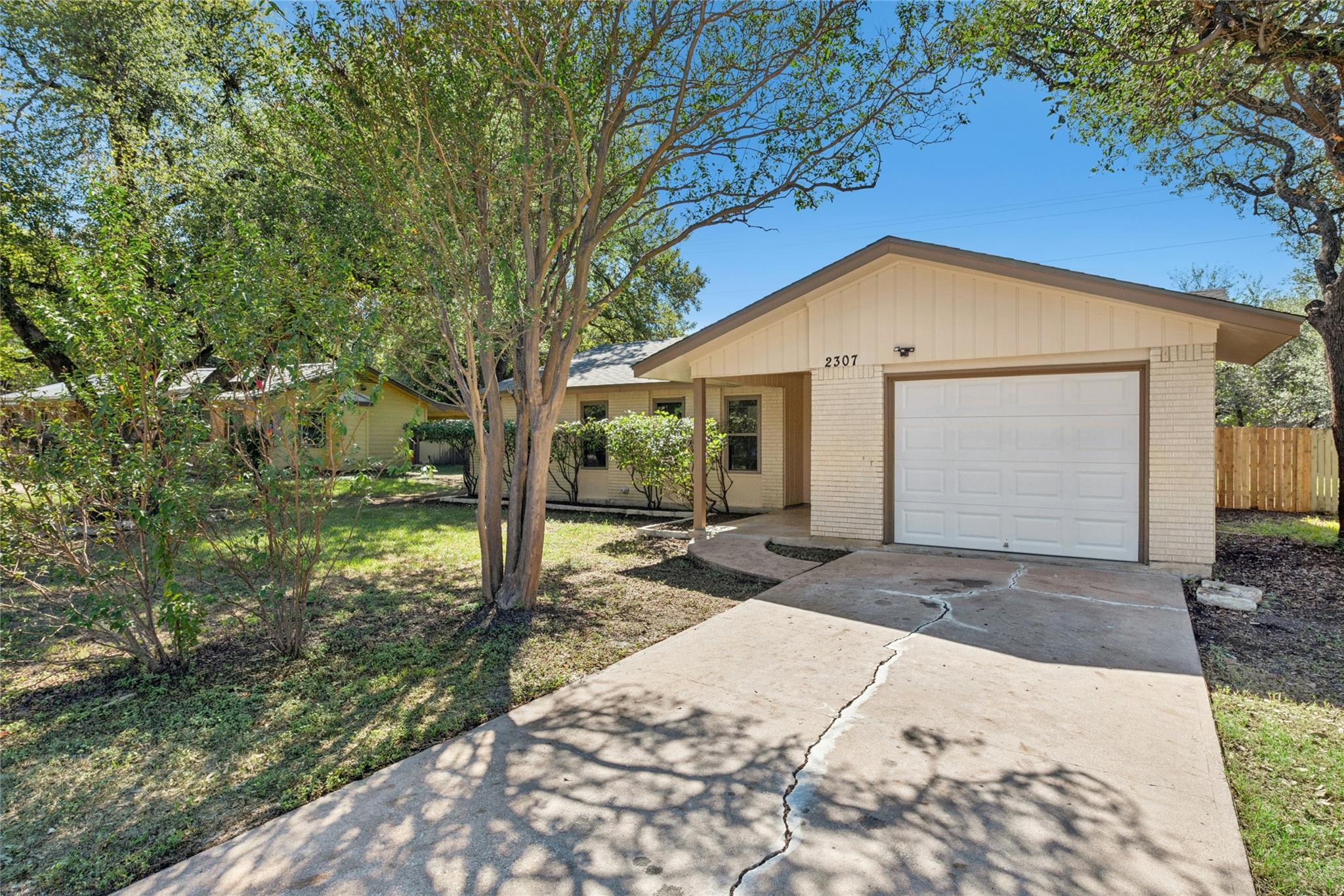2307 W Riviera Dr Property Photo 3