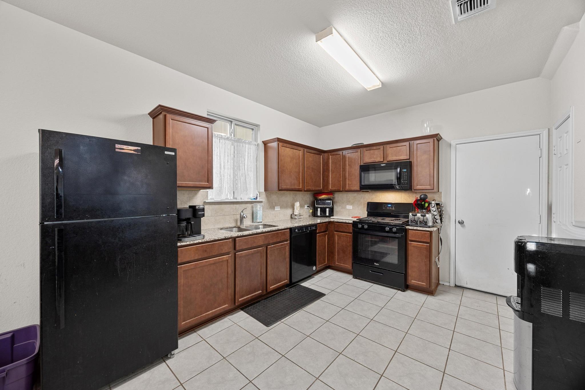 204 Perugia St Property Photo 11