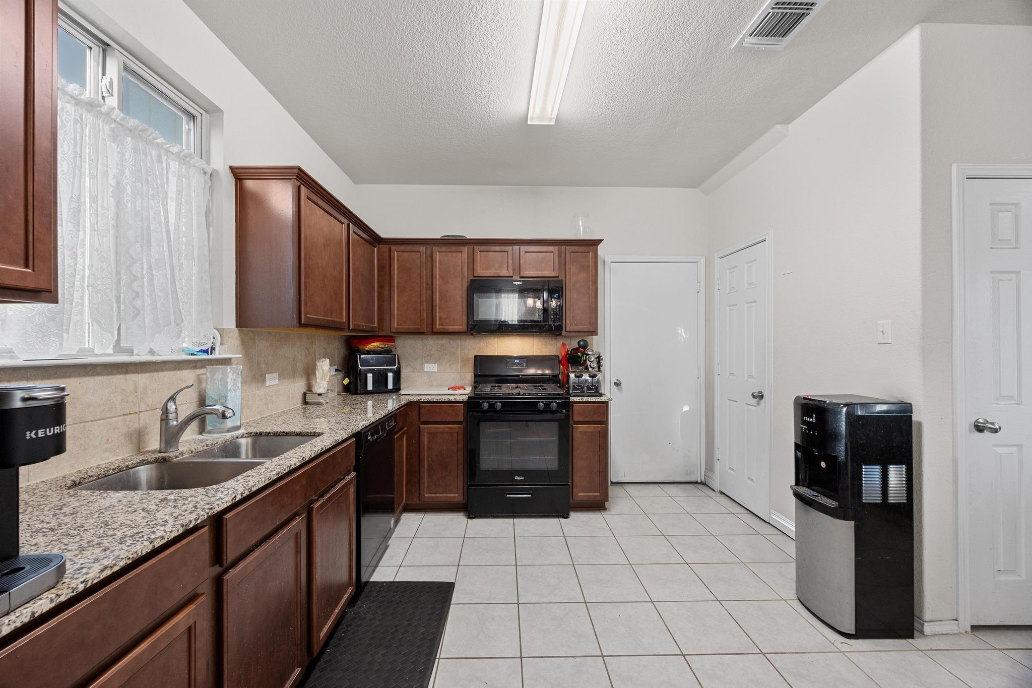 204 Perugia St Property Photo 12