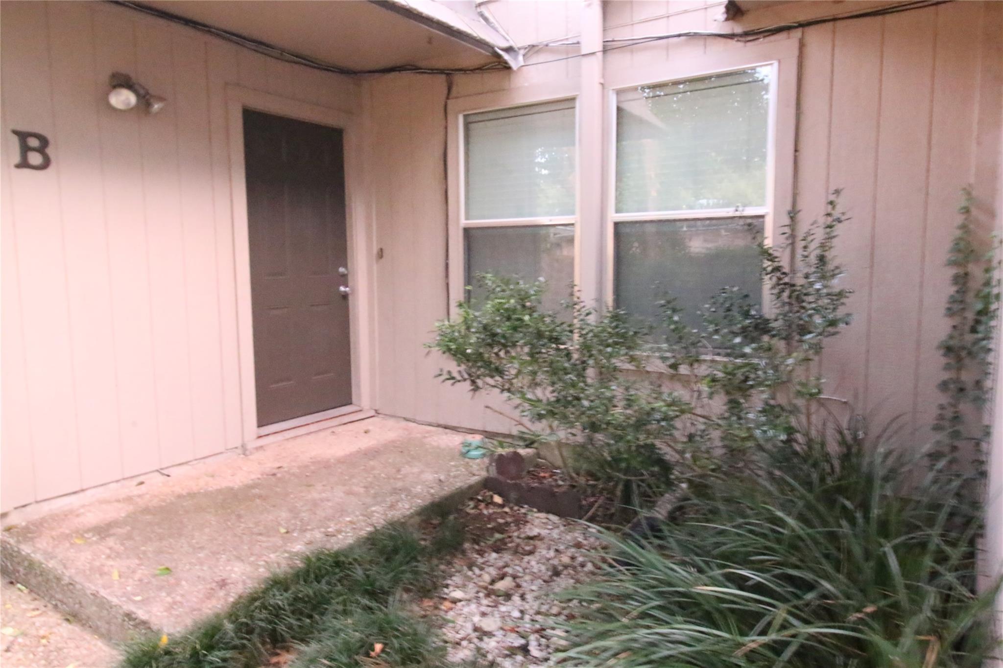 703 Castle Ridge Rd #b Property Photo 2