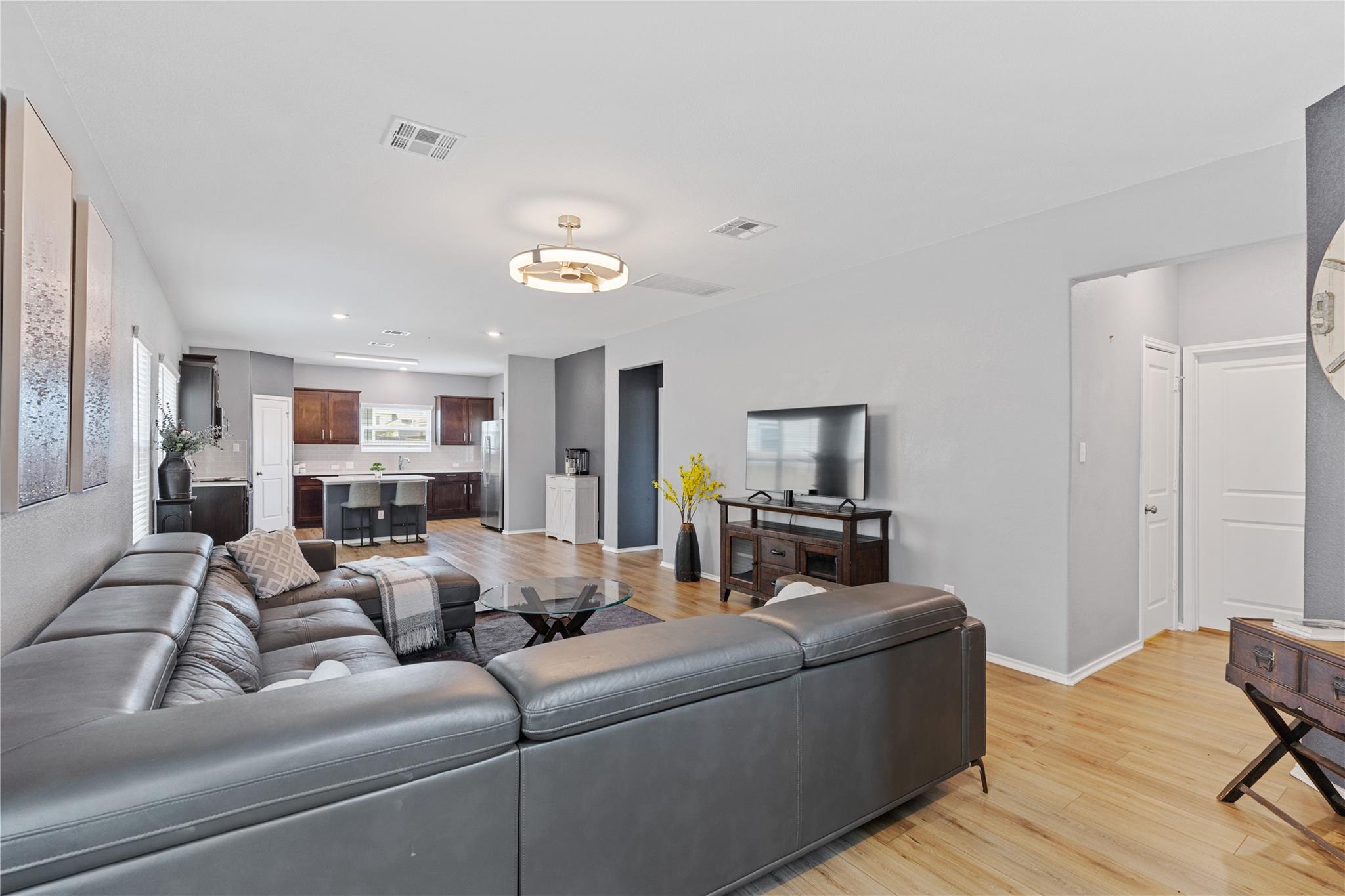 425 Perfect World Loop Property Photo 3