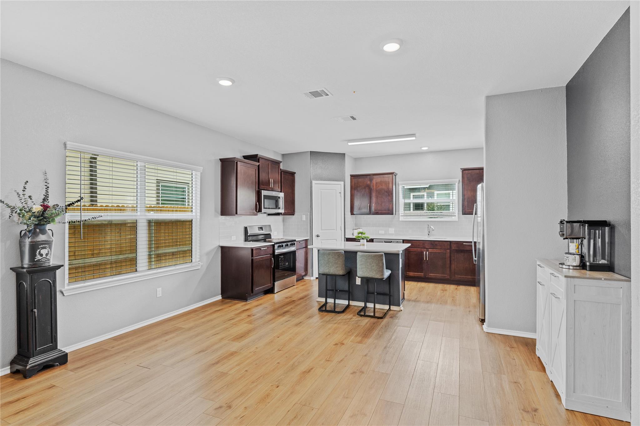 425 Perfect World Loop Property Photo 6