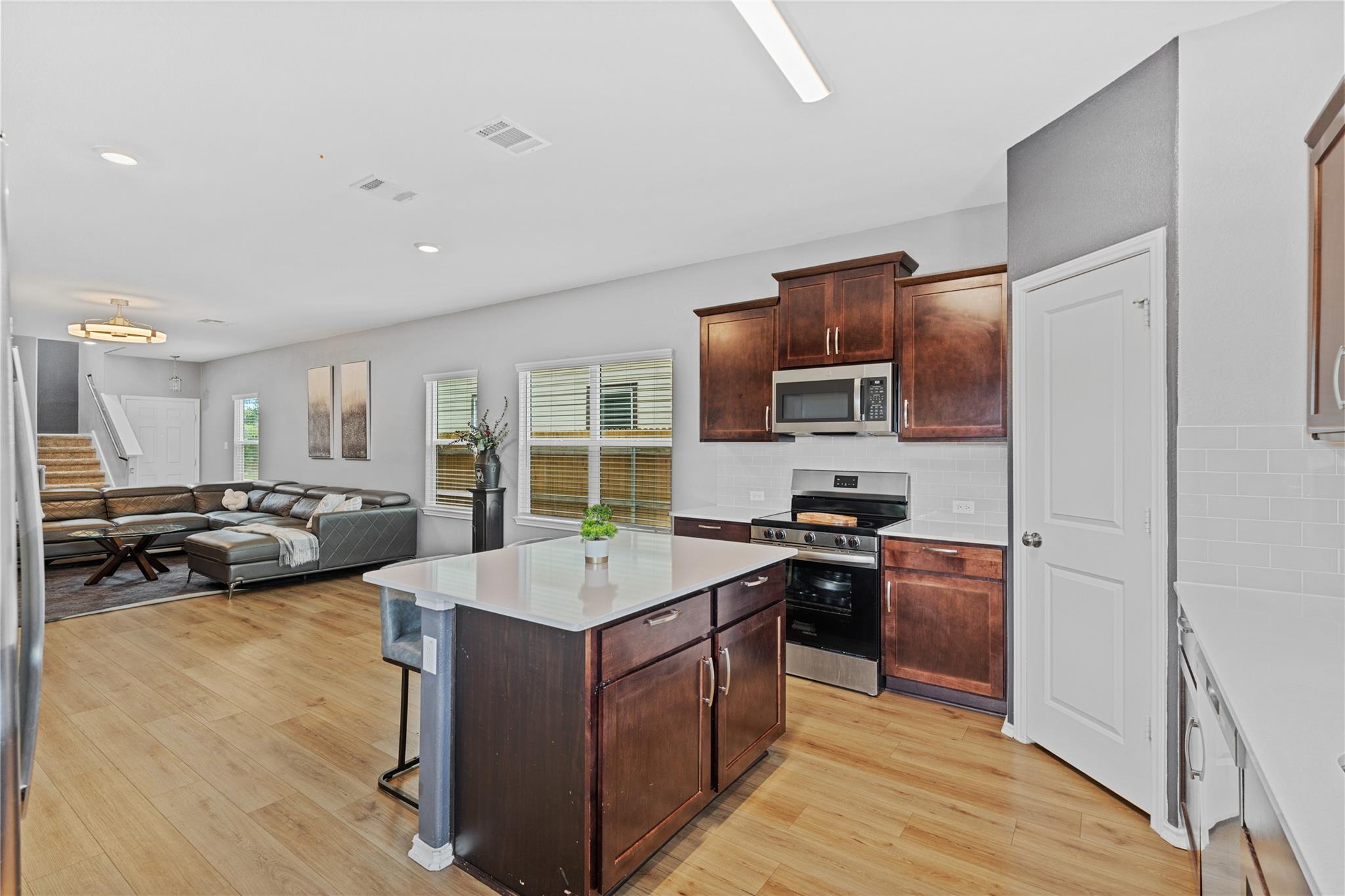 425 Perfect World Loop Property Photo 11