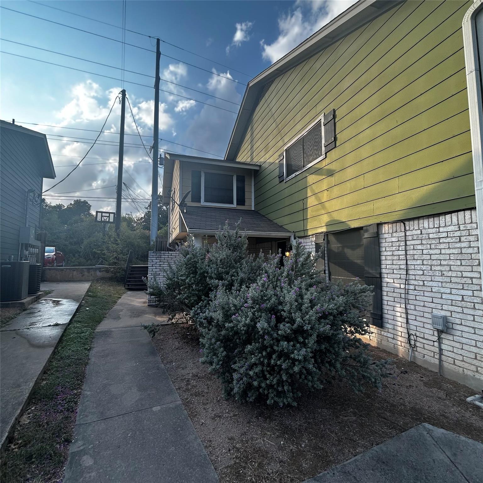 7204 Creekside Dr #b Property Photo 1