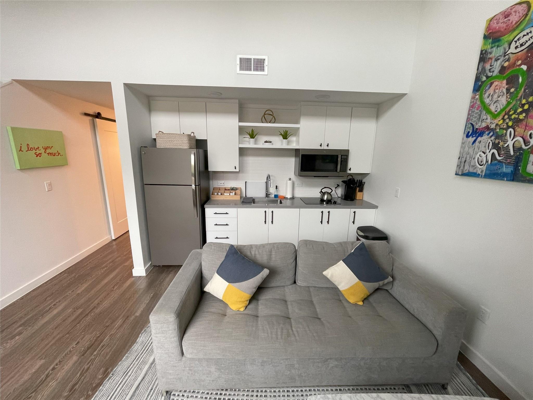 49 Navasota St #201 Property Photo 3