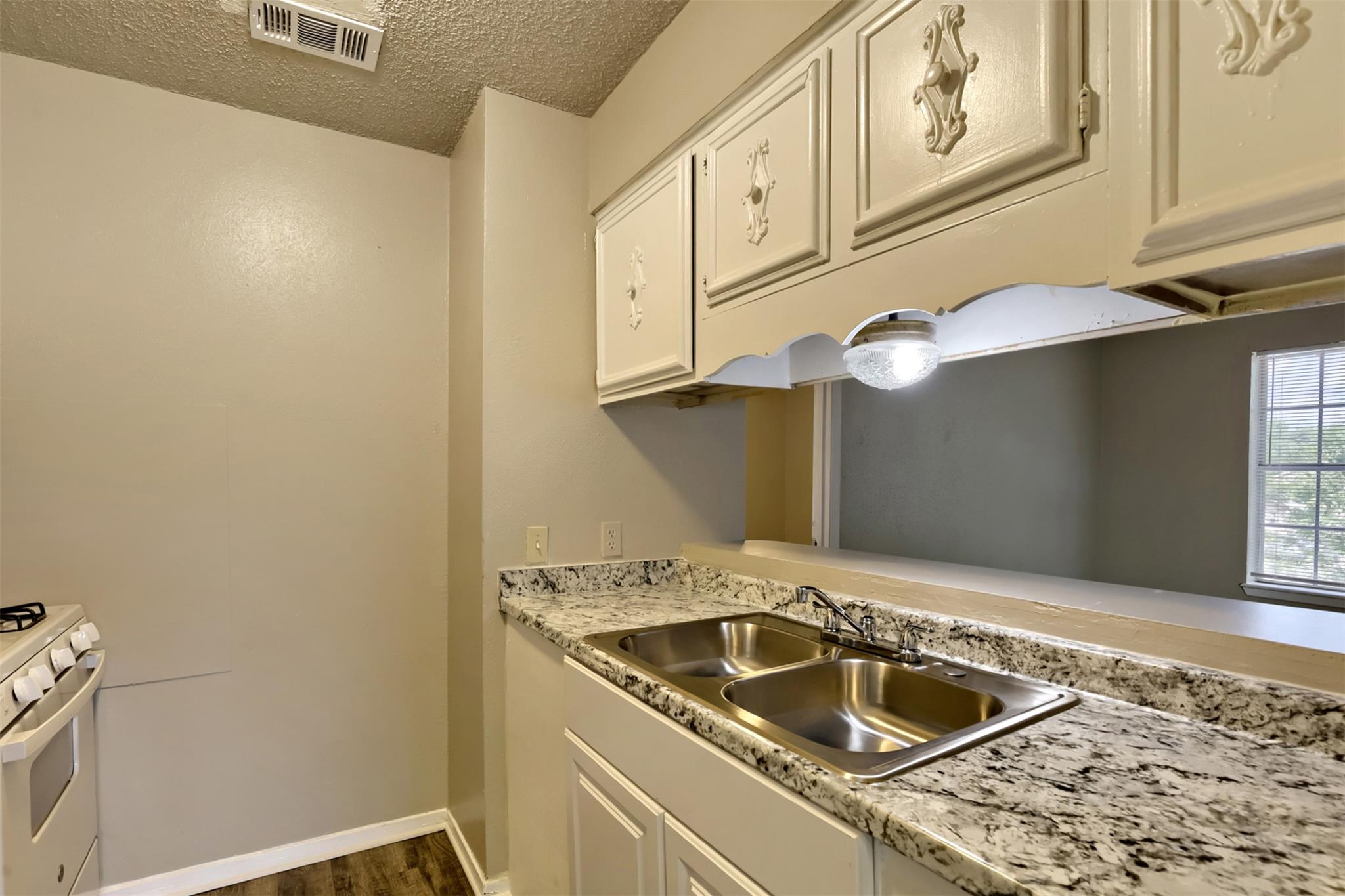 1302 Radcliff Dr #b Property Photo 4