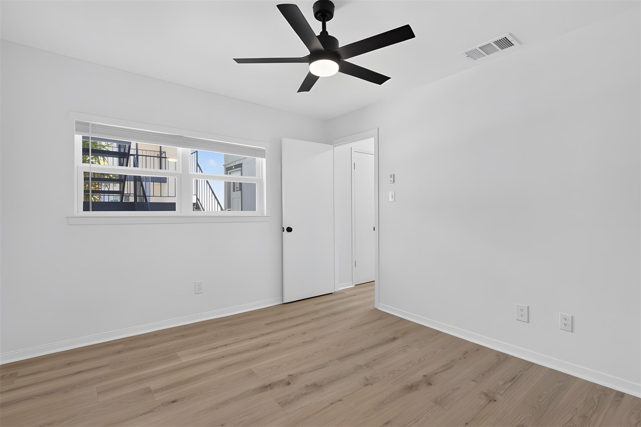 923 E 41st St #201 Property Photo 12