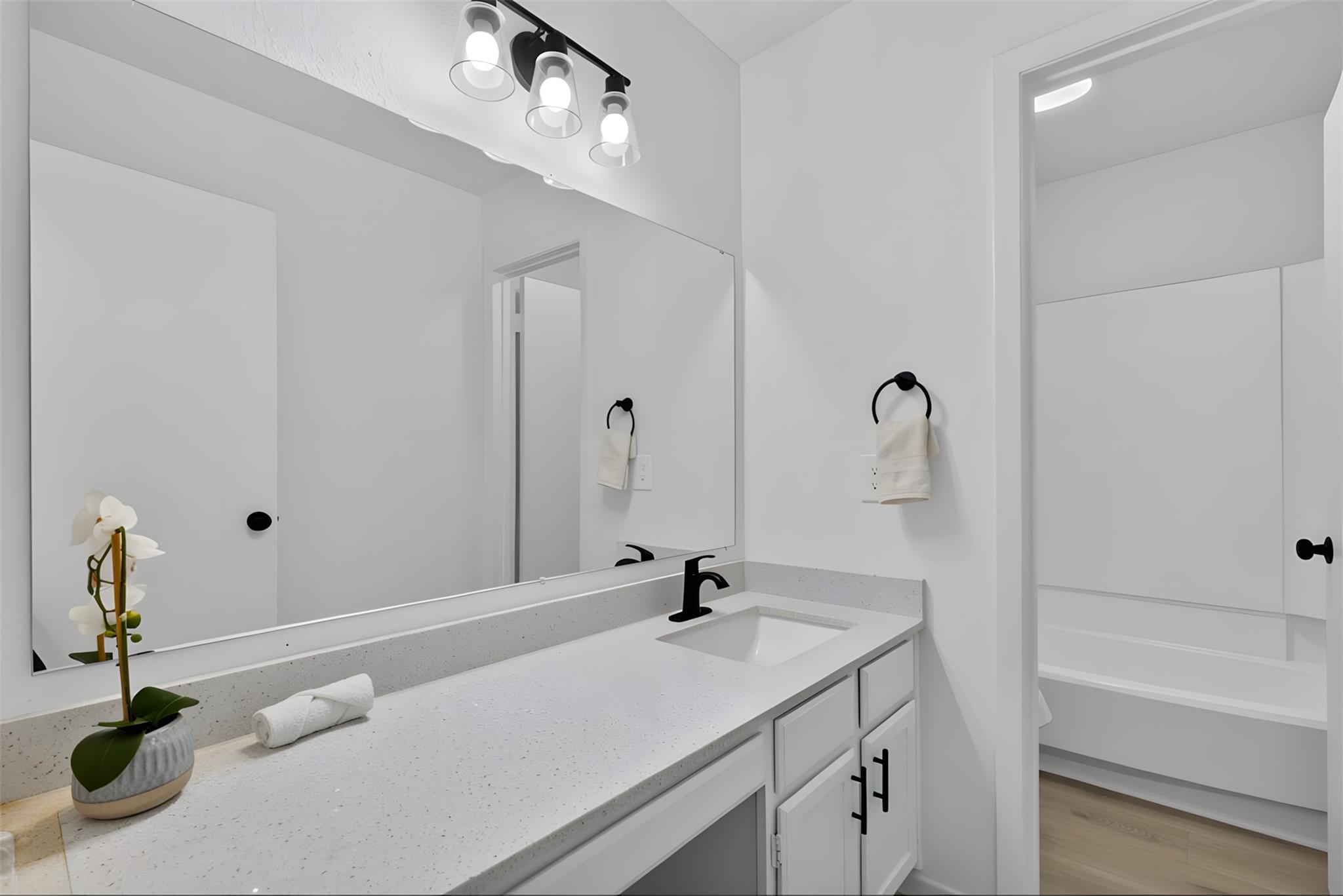 923 E 41st St #201 Property Photo 14
