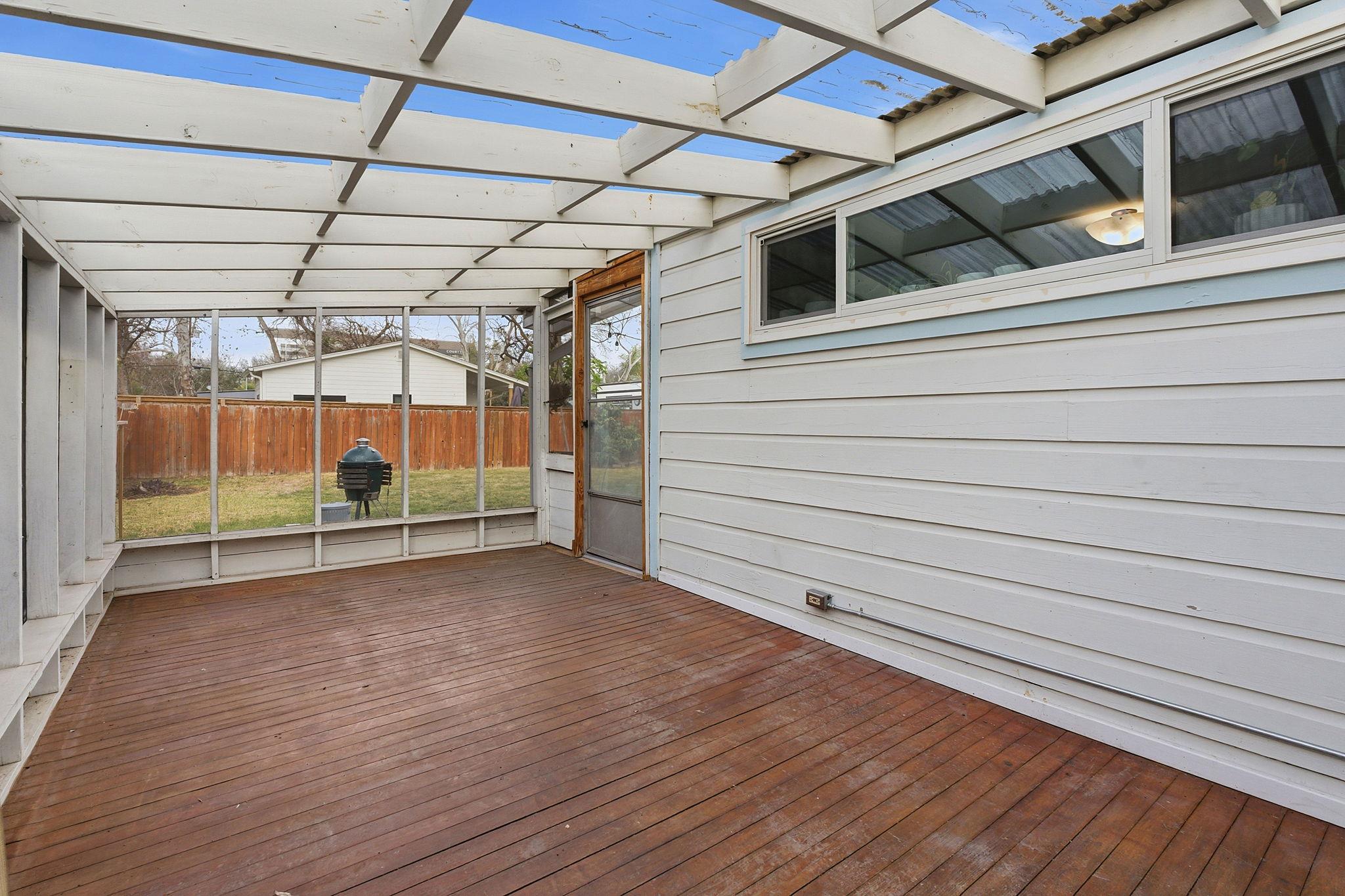 912 E 55th 1/2 St Property Photo 24