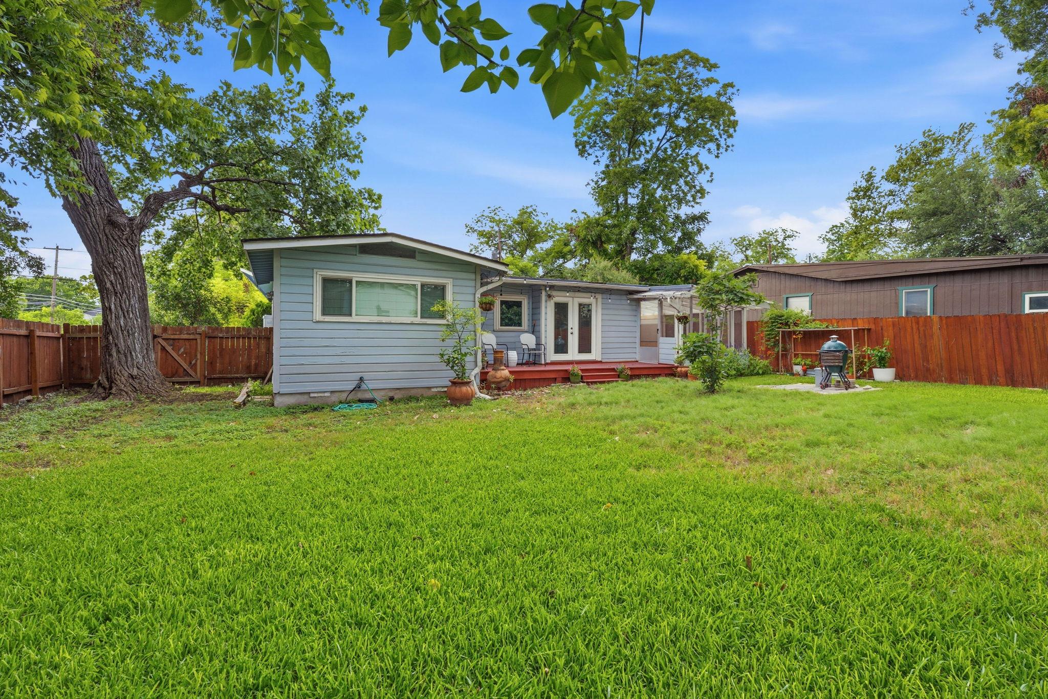 912 E 55th 1/2 St Property Photo 32