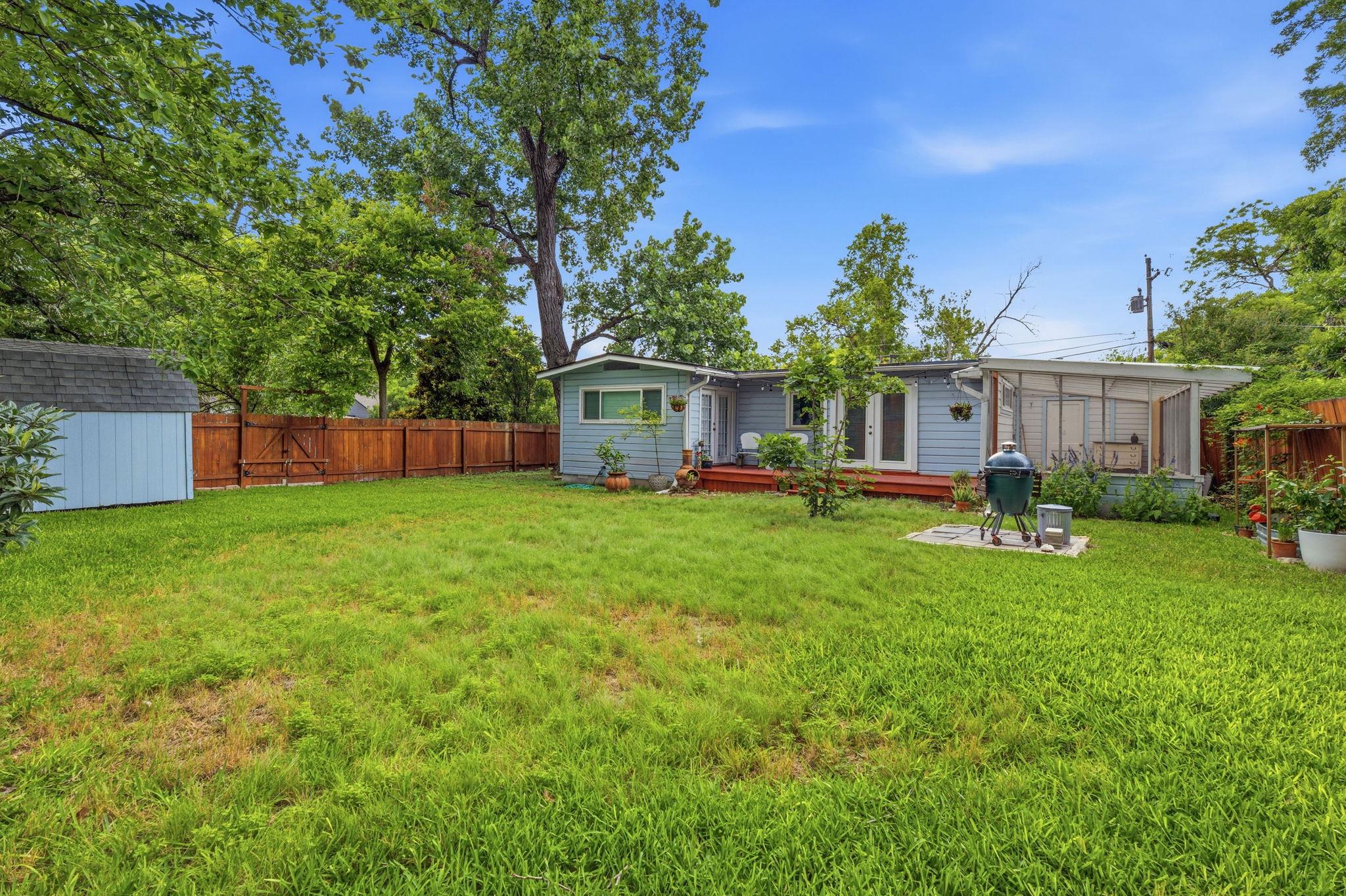 912 E 55th 1/2 St Property Photo 33