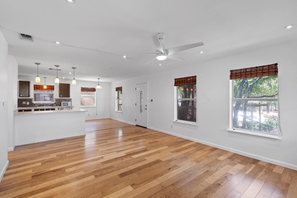 1211 Delano St Property Photo 4
