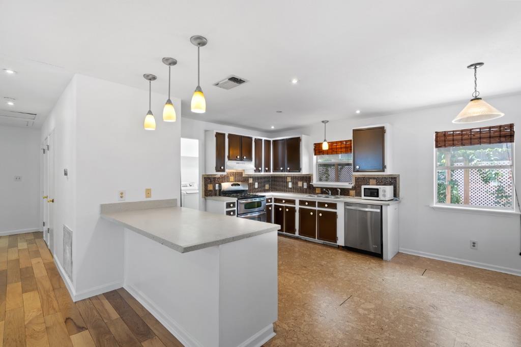 1211 Delano St Property Photo 6