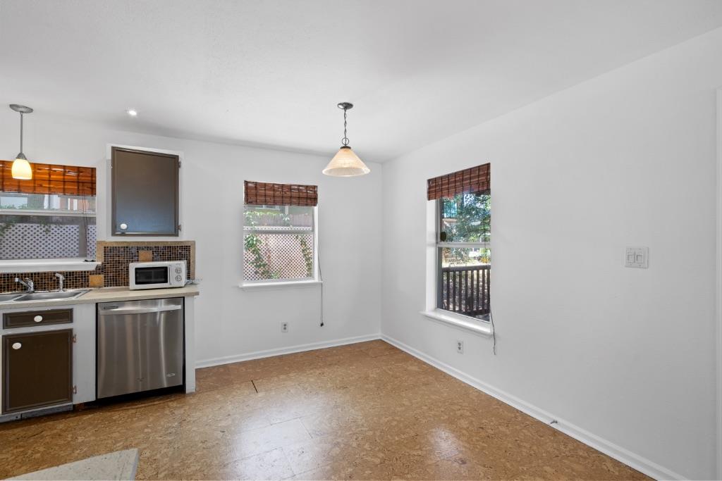 1211 Delano St Property Photo 7