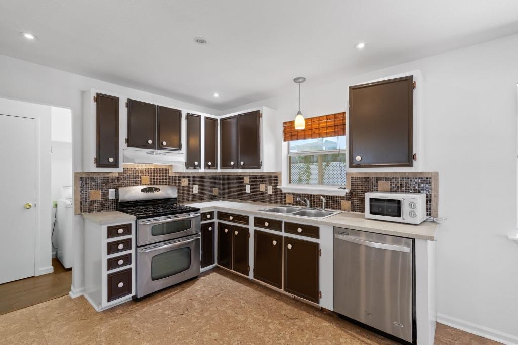 1211 Delano St Property Photo 8