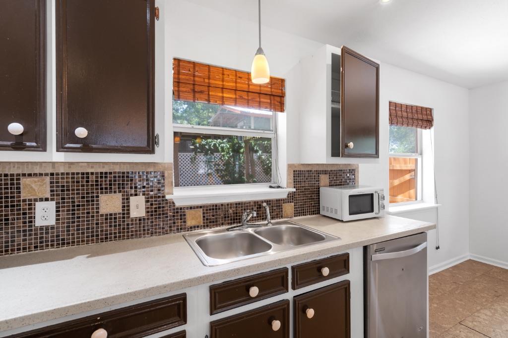 1211 Delano St Property Photo 9