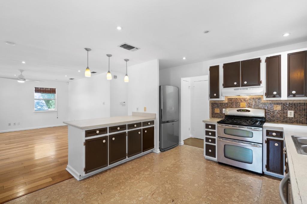1211 Delano St Property Photo 10