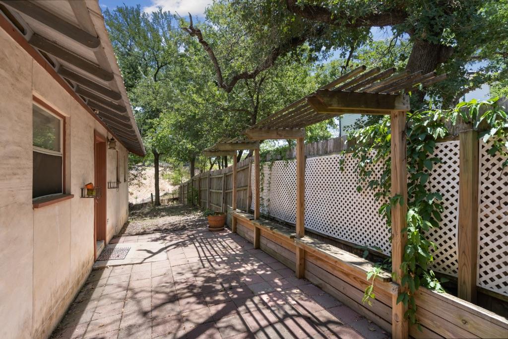 1211 Delano St Property Photo 22