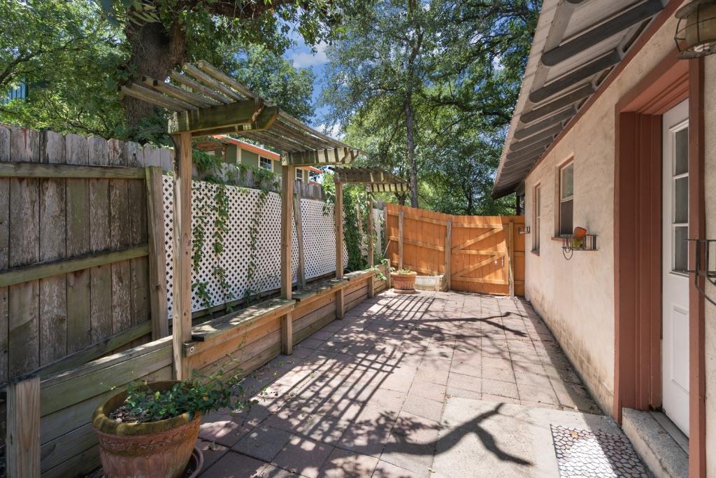 1211 Delano St Property Photo 23
